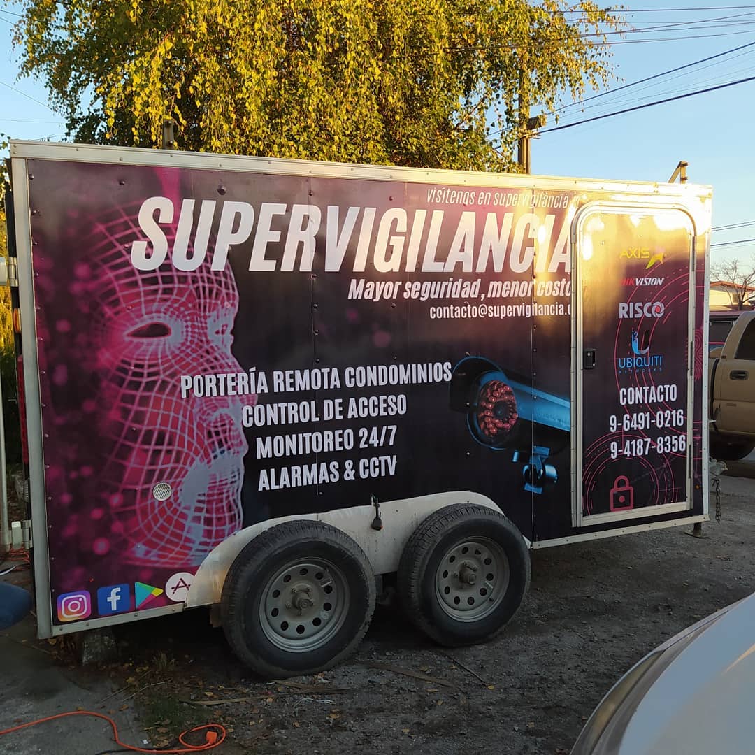 Equipo de Supervigilancia instalando cámaras