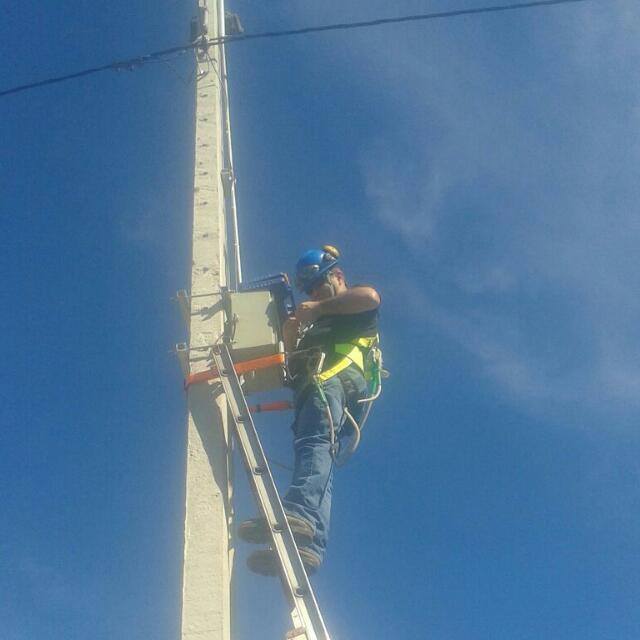 Cerco eléctrico perimetral instalado en el límite de una planta industrial
